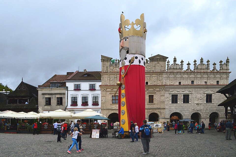 Vistula-side heritage town setting used to illustrate Święto Wina w Janowcu near Janowiec Castle